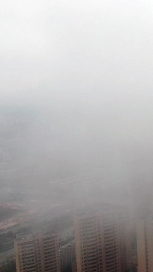 航拍云雾高楼城市航拍26秒视频