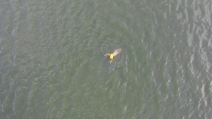 航拍夏天在江河里游泳的人4K素材38秒视频