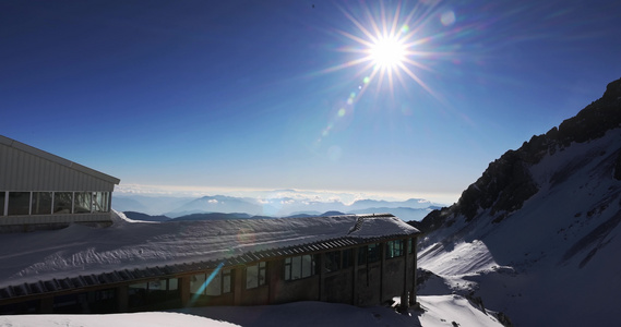 冬天雪地里白雪覆盖的房屋视频