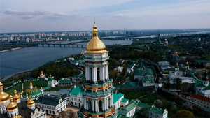 通过基辅东正教会塔楼鸟瞰全市31秒视频