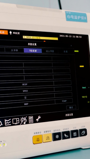 病房医生调节心电监护仪实拍素材22秒视频