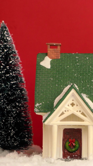 红色背景的圣诞小屋圣诞老人14秒视频