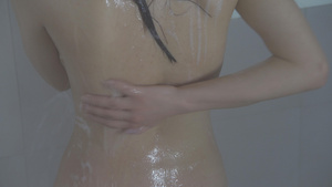 美女搓背洗澡沐浴露广告片空境素材49秒视频