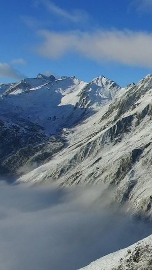 川西雪山航拍大气磅礴5秒视频