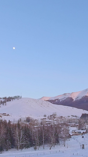 车辆行驶在雪地上日月星辰56秒视频