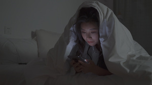 4K女性在被子里熬夜玩手机5秒视频