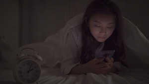 4K女生夜晚熬夜玩手机6秒视频