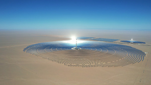 航拍新疆沙漠中的太阳能光伏环保能源电力传输电站4k素材45秒视频