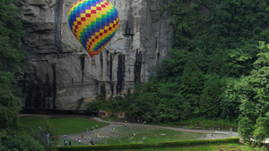 航拍城市旅游湖北5A级景区利川腾龙洞热气球4k素材62秒视频