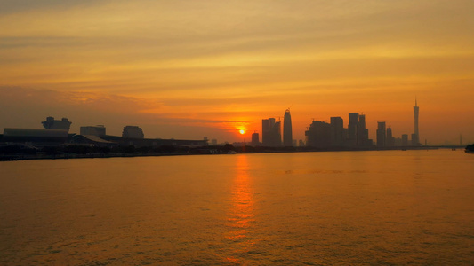 4K航拍唯美城市夕阳湖面风光视频素材视频