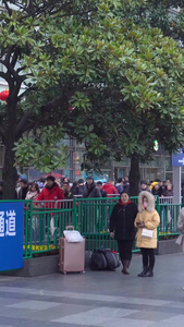 客运站广场上的返乡人群【该编辑类视频无肖像权，不建议商用】上海火车站视频