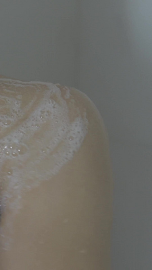 美女浴室洗澡淋浴搓沐浴露空镜头美女洗澡31秒视频