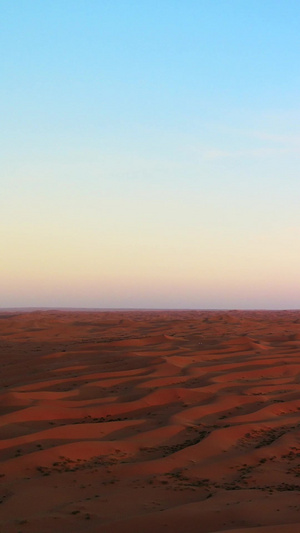 航拍晚霞下的沙漠地貌腾格里15秒视频