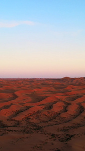 航拍晚霞下的沙漠地貌大自然视频