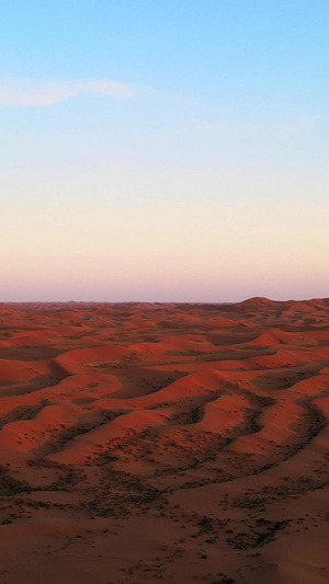 航拍晚霞下的沙漠地貌大自然15秒视频