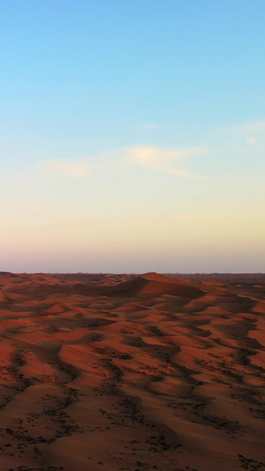 航拍晚霞下的沙漠地貌腾格里15秒视频