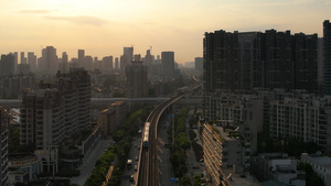 航拍城市夕阳落日天空轨道交通轻轨列车道路街景4k素材57秒视频