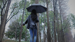 美女撑伞享受雨天17秒视频
