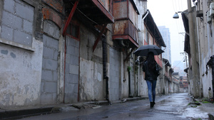 皮衣美女撑伞走在巷子里29秒视频