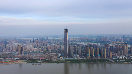航拍风光城市武汉城市建设长江边最高楼绿地中心4k素材视频