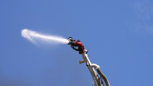 慢镜头升格拍摄城市火灾现场消防车水龙头喷水灭火4k素材视频