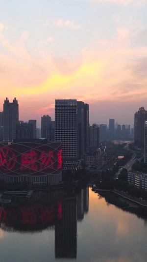 航拍风光城市夕阳晚霞天空日落武汉地标汉秀剧场红灯笼建筑素材城市素材43秒视频