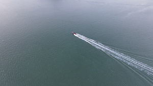 航拍蓝色大海里的旅游快艇4k素材38秒视频