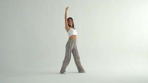 4k时尚性感美女跳街舞70秒视频