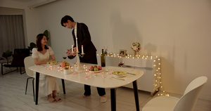 年轻情侣居家享受烛光晚餐29秒视频