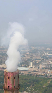 航拍化工厂烟囱气体排放视频