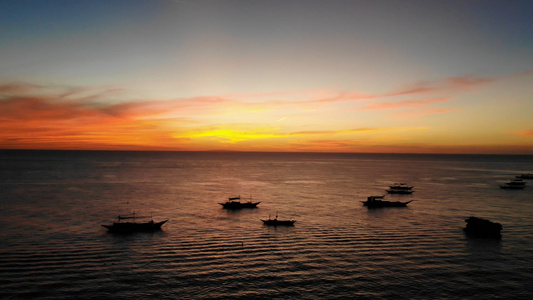 海湾夕阳下的蜘蛛船视频