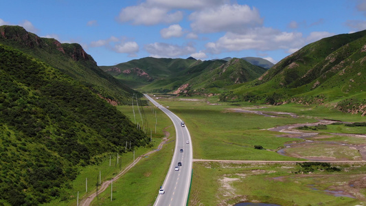 航拍穿越山谷中的公路视频