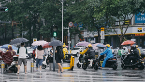 4K升格雨天过马路的行人19秒视频