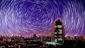 北京人民日报大楼的环绕星轨之动态13秒视频