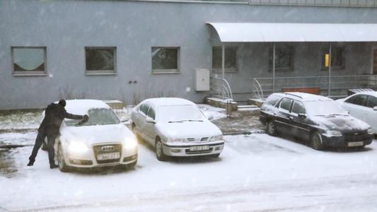 寒冬雨雪天气清晨出行汽车除雪视频