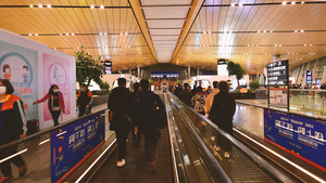 4k深圳机场的旅客延时摄影一镜到底7秒视频