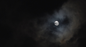 实拍夜晚月亮穿过云彩17秒视频