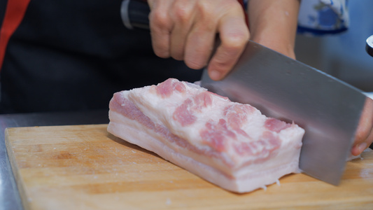 处理食材切生猪肉素材视频