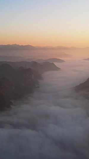 航拍清晨大山深处山谷云雾自然风光32秒视频