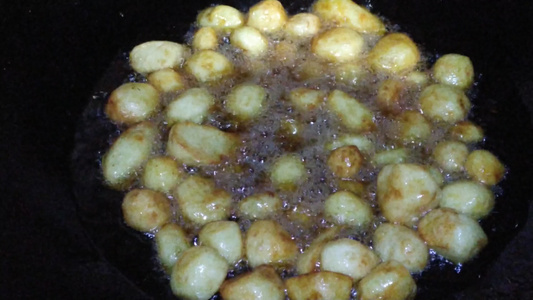 油炸土豆美食视频