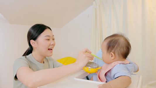 年轻宝妈逗孩子吃辅食视频