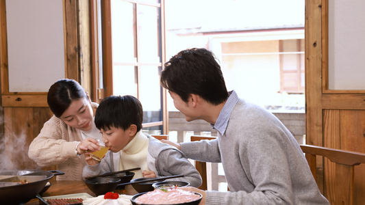 儿子吃火锅被辣到视频