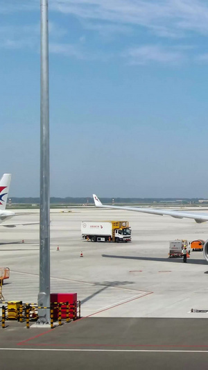 繁忙的北京大兴国际机场视频素材上飞机15秒视频