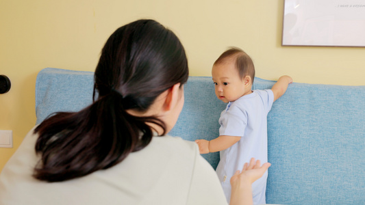 宝妈搀扶宝宝站立视频