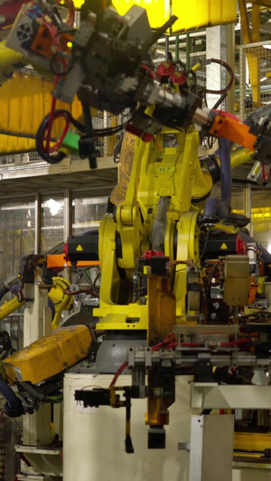 实拍汽车工厂生产机械臂焊接自动化11秒视频