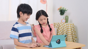两个孩子在客厅用平板电脑学习13秒视频