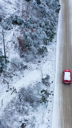 航拍雨雪天气下汽车行驶在积雪路面交通安全49秒视频