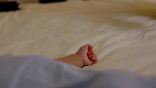 宝妈握住熟睡时候宝宝的手视频