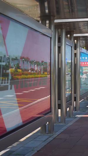无人的公交车站站台自然景观20秒视频