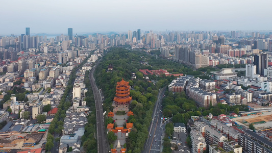 航拍绿荫环绕的武汉旅游地标城市风光著名景点黄鹤楼[旋绕]视频